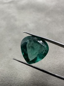 Esmeralda natural de Zambia en forma de corazón de 11.44 quilates, verde intenso, piedra preciosa suelta para la elaboración de joyas. - Product Image 4