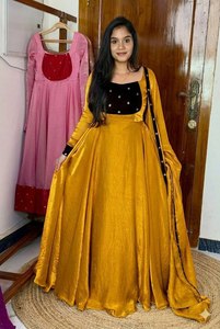 Conjunto de Vestido/Kurti Largo Hasta el Suelo con Cuello Redondo y Manga Larga, Inspirado en Bollywood, en Tela de Sari de Seda, para Bodas de Invierno, Garantiza Elegancia - Product Image 3