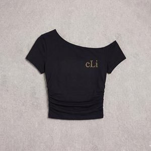 Chemisier asymétrique noir uni en maille pour femme, coupe ajustée, manches courtes, avec logo en strass - Product Image 3
