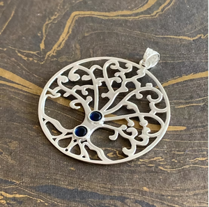 Pendentif artisanal en argent sterling 925 motif Arbre de Vie avec double saphir bleu, bijou porte-bonheur spirituel - Product Image 3