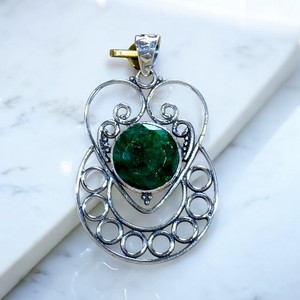 Pendentif en argent sterling 925 émeraude, bijoux faits main et collier en pierres précieuses en argent fait main pour femme, cadeau élégant pour elle - Product Image 1