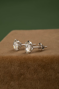 Boucles d'oreilles solitaires en diamant rond en or blanc 14 carats, serti à quatre griffes, bijoux fins classiques pour femmes, poids total de 3,09 carats - Product Image 2
