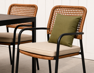 Conjunto de comedor moderno de ratán de 5 piezas con sillas de respaldo de escalera y mesa de madera para uso en interiores y exteriores. - Product Image 3