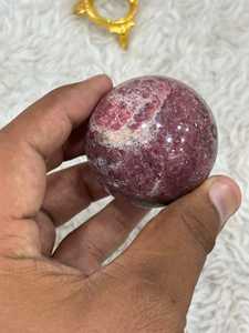 Sphère de cristal de rhodonite aux tons rose rosé, veinage minéral foncé, finition polie arrondie, texture distinctive et élégante - Product Image 1