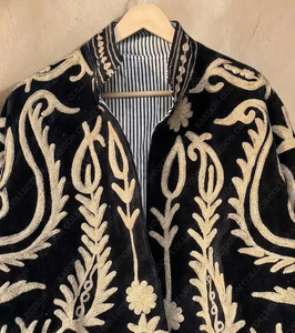Veste bomber en velours d'hiver réversible vintage brodée à la main en style indien Suzani pour femmes, à rayures florales, boutonnée, matelassée en coton - Product Image 2