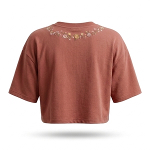 เสื้อครอปคอกลมลายดอกไม้ เสื้อยืดแขนสั้นถักนิตติ้งลำลองสำหรับผู้หญิง สีเอิร์ธโทน ODM OEM - Product Image 2