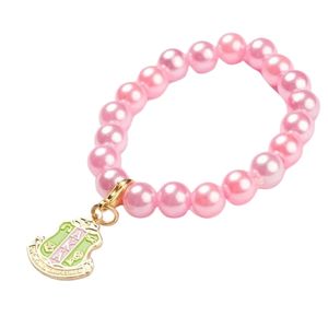 AKA สร้อยข้อมือมุกสีชมพูพร้อมจี้โล่ทองคำ เครื่องประดับข้อมือประดับลูกปัดสุดหรู เครื่องประดับแฟชั่นสำหรับผู้หญิง ของขวัญที่ได้แรงบันดาลใจจากสมาคมนักศึกษาหญิง - Product Image 1