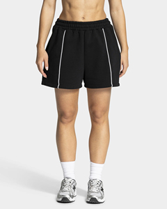 Shorts décontractés pour femmes, personnalisés OEM, en coton molletonné respirant de haute qualité, couleur noire unie avec détails contrastants, style streetwear et gym. - Product Image 3