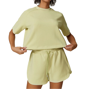 Ensemble de yoga décontracté deux pièces pour femme, écoresponsable, respirant, uni, avec short à cordon de serrage, poches et taille mi-haute - Product Image 1