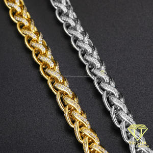 Pulsera de eslabones cubanos en tono dorado con eslabones de piedras brillantes entrelazadas, joyería de moda llamativa para mayoristas y minoristas. - Product Image 2