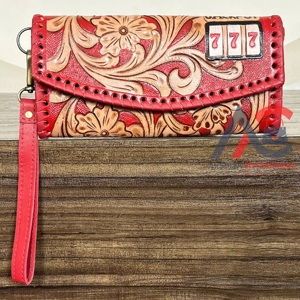 Cartera de mano de cuero vacuno de primera calidad, lista para enviar, con grabado floral hecho a mano y diseño de máquina tragamonedas 777. - Product Image 1