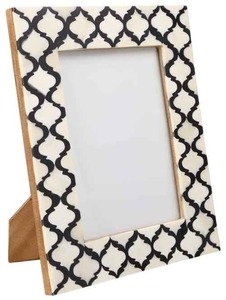Marco de Fotos Rectangular de Madera Moderno y Ecológico HASAN CRAFT, con Grabado en Relieve, Diseño Marroquí en Blanco y Negro, para Mesa - Product Image 1