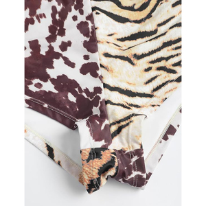 Conjunto de bikini con estampado animal para mujer, top triangular con cuello halter, parte inferior hipster, ribete en contraste, traje de baño elástico - Product Image 5