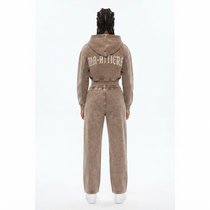 Conjunto de chándal de dos piezas para mujer: Sudadera con capucha corta con cremallera y detalles de pedrería con lavado ácido y pantalones de chándal de pierna ancha - Product Image 2