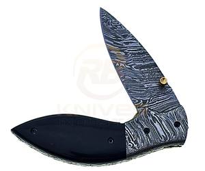 Cuchillo plegable multifuncional de supervivencia para exteriores hecho a mano en acero de Damasco con mango de cuerno de búfalo y funda de cuero. - Product Image 2