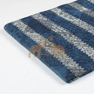 Tela de Algodón con Estampado Floral Índigo en Bloque, Colección de Lujo, 100% Algodón Puro para Confección - Product Image 6