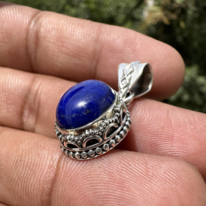 Pendentif en Lapis Lazuli Naturel en Gros, Argent Sterling 925, Bijou Vintage Orné de Perles et de Motifs Roulés, Style Bohème Chic, Pierre Précieuse Ovale Bleue - Product Image 1