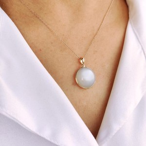 Pendentif en or 14 carats avec pierre de lune blanche naturelle, coupe ronde, 17x17mm, bijoux fins et élégants pour femmes, bijoux en or de luxe faits à la main - Product Image 1