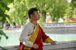 Tissu tufté avec des moines bouddhistes en gros plan : détail artisanal rencontre le design moderne - Product Image 3