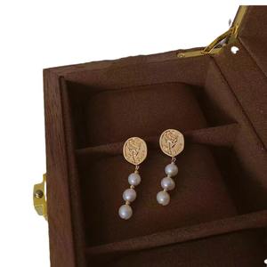 Boucles d'oreilles pendantes en forme de rose en relief rétro française, perle d'eau douce de 6 à 7 mm avec argent pur, style vintage à la mode - Product Image 5