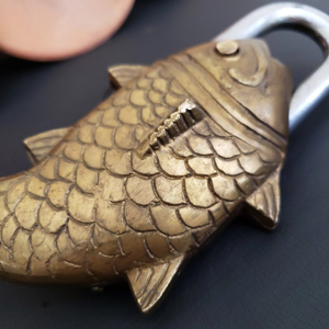 Cadenas antique en laiton en forme de poisson, serrure décorative vintage en métal avec clés squelette, design animal orné, décoration rustique pour la maison - Product Image 4