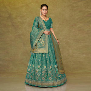 ชุดเลเฮนกาโชลีผ้าไหมบานาราสีสุดหรู พร้อมงานปักลายดอกไม้แบบซารี ดีไซน์ดั้งเดิมสำหรับงานมงคลและงานแต่งงาน คอลเลคชั่นชุดพื้นเมือง - Product Image 1