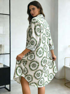 เดรสเชิ้ตผู้หญิงทรงมิดิ สีเขียวลายดอกไม้ แขนยาว ติดกระดุมด้านหน้า สวมใส่สบาย น้ำหนักเบา ระบายอากาศได้ดี ผลิตจากผ้าซาตินโพลีเอสเตอร์ 100% เหมาะสำหรับใส่ในชีวิตประจำวัน - Product Image 2
