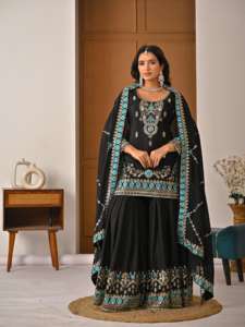Traje Sharara Punjabi de Diseñador con Palazzo y Dupatta de Seda Vichitra Pesada con Bordado y Lentejuelas - Product Image 5