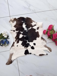 Alfombras de Cuero Vacuno Estilo Western, Color Marrón Oscuro y Blanco, para Sala de Estar Moderna, Decoración Boho Escandinava, 100% Cuero Vacuno Natural - Product Image 1