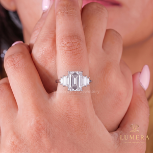 Bague de luxe en or massif avec diamant taille émeraude certifié IGI, design cinq pierres baguette latérales, diamants de laboratoire sertis à griffes - Product Image 1