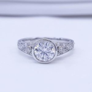 Anillo de Moissanita Vintage con Corte Brillante Redondo, Anillo de Plata 925 con Engaste de Bisel, Regalo de Cumpleaños para Mujer, Anillo de Compromiso - Product Image 1