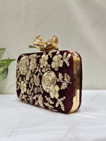 Pochette de soirée de luxe rouge profond avec cadre floral doré et broderies Zardozi, fermoir lotus, pour mariage, mariée, printemps/été/hiver