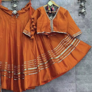 Conjunto de Chaniya Choli de Seda Romana Premium con Bordado Elaborado, Diseño Étnico para Navratri, Bodas y Fiestas - Product Image 2