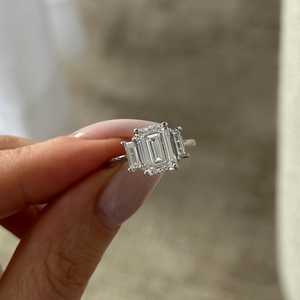 แหวนสามเม็ดเพชรทรงเหลี่ยมและทรงบาแกตต์ 3 กะรัต มรกตสีเขียว F VVS2 ทองคำขาว 14k 18k แบบฝังเรียบ แหวนทริโลจี รับรองโดย IGI - Product Image 6
