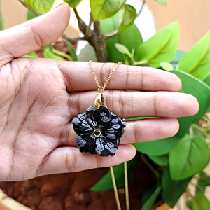 Collier sculpté floral en obsidienne flocon de neige naturelle avec accent émeraude CZ, chaîne plaquée or, bijoux pour femmes, collier statement - Product Image 3