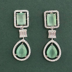 Boucles d'oreilles pendantes Kanhai Jewels pour femme avec zircon taille princesse, base en laiton plaqué rhodium - Fabriqué au Maharashtra Modèle 443967 - Product Image 4