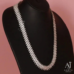AARVA JEWELS - Collar de Cadena Cubana con Engaste de Moissanita de Corte Brillante Chapado en Oro Blanco sobre Plata de Ley 925 para Unisex - Product Image 2