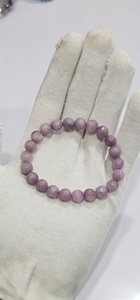 สร้อยข้อมือลูกปัดพลอยคุนไซต์ธรรมชาติ Ha Gems - รูปทรงกลม 8 มม. สีเขียวเข้มผสมสีเขียวอ่อน ยืดได้ เหมาะสำหรับทุกเพศ ใช้ในงานหมั้น หรือเป็นของขวัญแทนใจ - Product Image 2