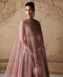 Robe de mariée pakistanaise haut de gamme, détail de détail en plan serré, vert émeraude et or antique, richement ornée, Pishwas de mariée somptueux - Product Image 6