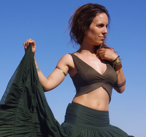 Crop top bohème à ourlet asymétrique, vêtements de festival faits à la main, tenue d'été bohème, haut en coton léger - Product Image 2