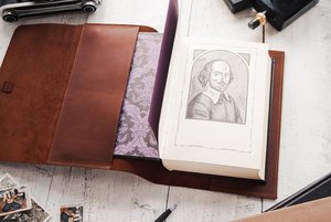 Fabricant de couvertures de livres en cuir véritable faites à la main de luxe avec logo personnalisé, vente en gros de pochettes pour carnets, sacs à livres rechargeables LBC-0025 - Product Image 2