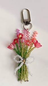 Porte-clés brodé à la main de qualité supérieure avec motif floral et finition décorative élégante - Product Image 5
