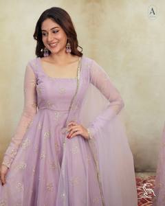 Robe Anarkali longue brodée lavande pour femme, tenue traditionnelle indienne et pakistanaise pour mariage, coupe ample en polyester - Product Image 4