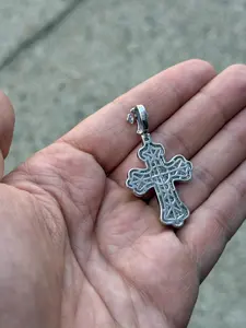 Colgante de Cruz Gótica con Moissanita de 2.35 CTW, Corte Brillante Redondo, Estilo Vintage, para Mujer, en Plata de Ley 925 - Product Image 3