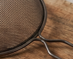 Passoire élégante en maille fine avec manche en bois, passoire en acier inoxydable, outil de cuisine pour la maison, les restaurants et les événements - Product Image 2