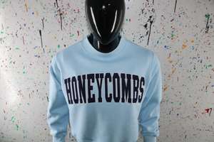 Sudadera HONEYCOMBS SKY BLUE con cuello alto, 100% azul, con apliques bordados, cuello ancho, hilos finos - Product Image 6