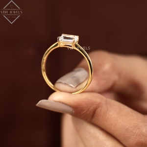 Anillo Solitario de Diamante Corte Esmeralda en Oro Amarillo con Engaste de Garras, Joyería de Compromiso, Regalo para Mujer, Diseño de Lujo - Product Image 3