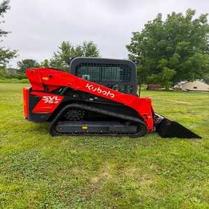 Chargeuse compacte Kubota robuste conçue pour les travaux difficiles, avec une puissance fiable, une maniabilité fluide et un excellent confort pour l'opérateur. - Product Image 3