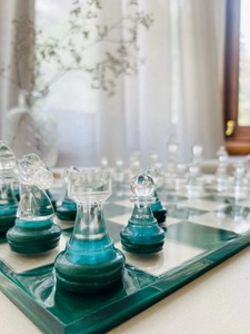 Ensemble d'échecs moderne de luxe personnalisé en résine époxy, pièces d'échecs pigmentées de haute qualité en turquoise clair, décoration pour la maison - Product Image 1
