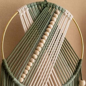 Atrapasueños decorativo multicolor redondo de macramé para colgar en la pared con cuentas de madera para un interior acogedor y para regalar, procedente de la India. - Product Image 3